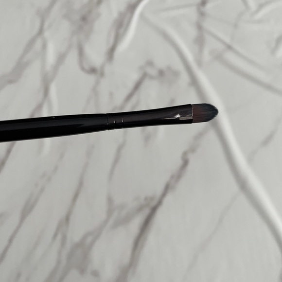 Laura Mercier Creme Eye Detail Brush - Picture 8 of 9